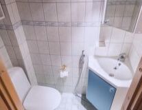 indoor, sink, wall, plumbing fixture, bathtub, shower, tap, bathroom accessory, bathroom, toilet, mirror